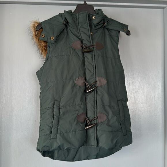 Bagatelle Women's Sleeveless Green Puffer Vest Zip Front Faux Fur Hood sz Small - Picture 1 of 6